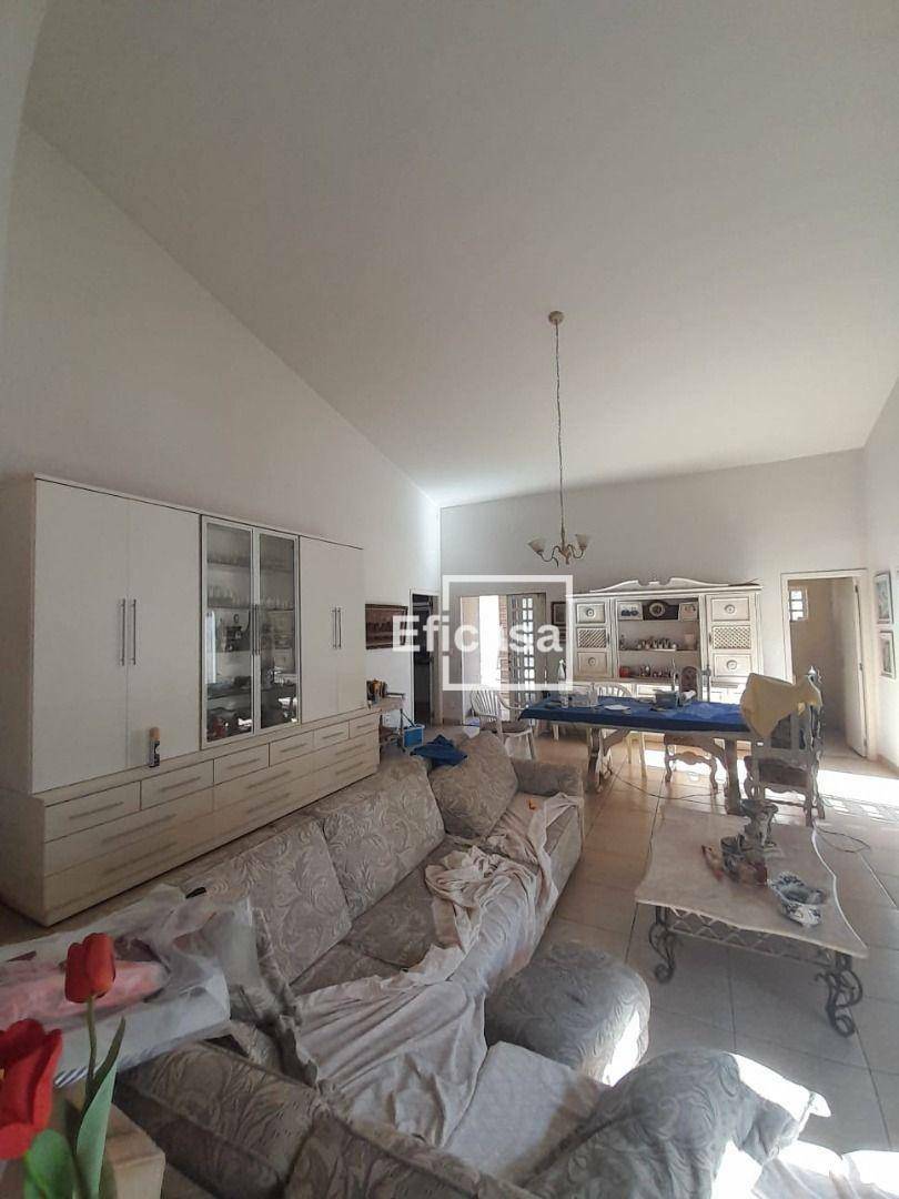 Casa à venda com 3 quartos, 330m² - Foto 2