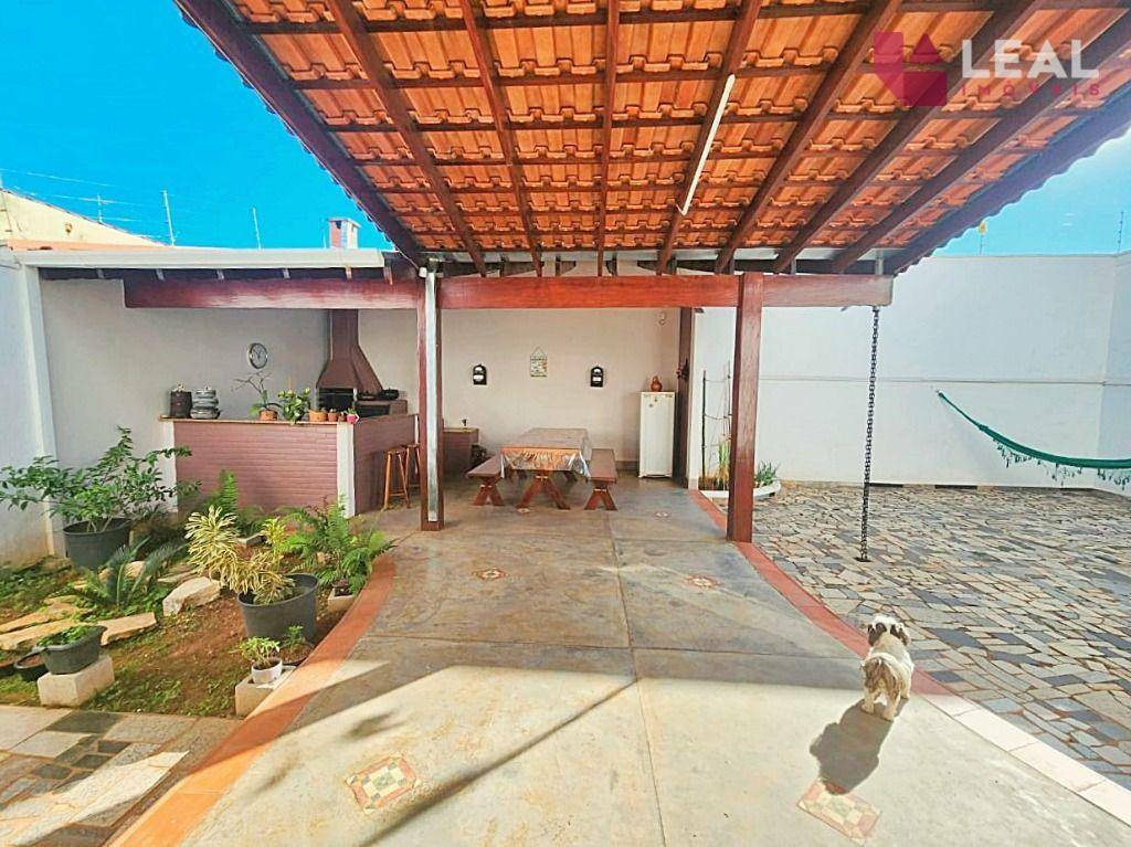 Casa à venda com 4 quartos, 346m² - Foto 1