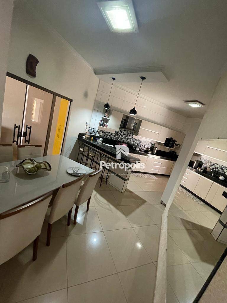 Casa à venda com 3 quartos, 190m² - Foto 2