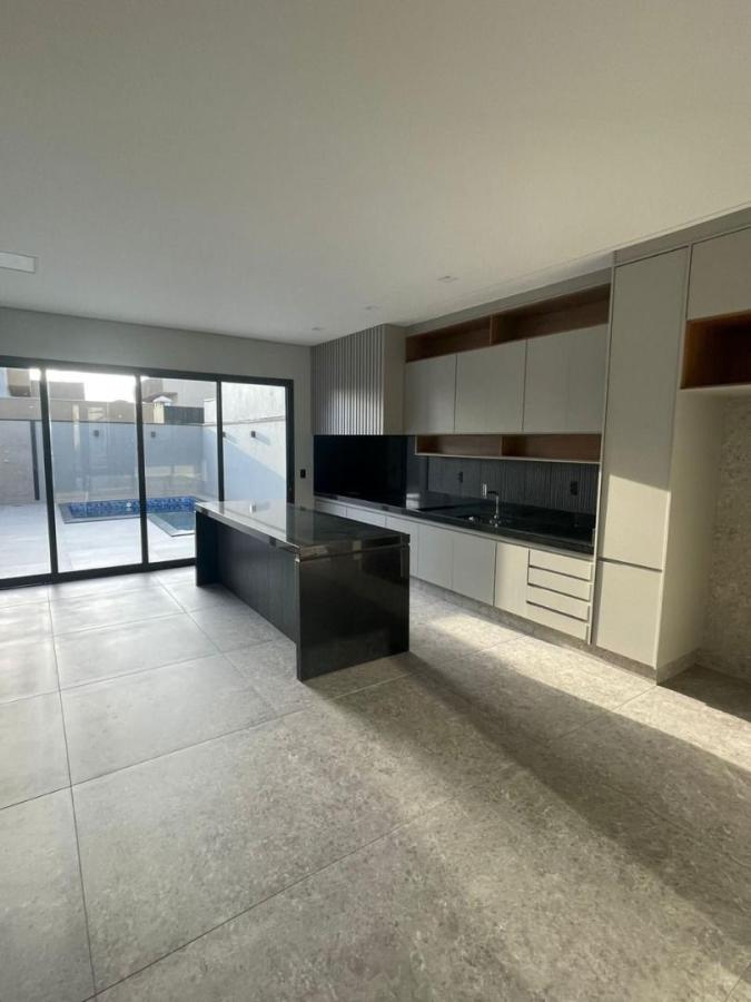 Casa à venda com 3 quartos, 211m² - Foto 1
