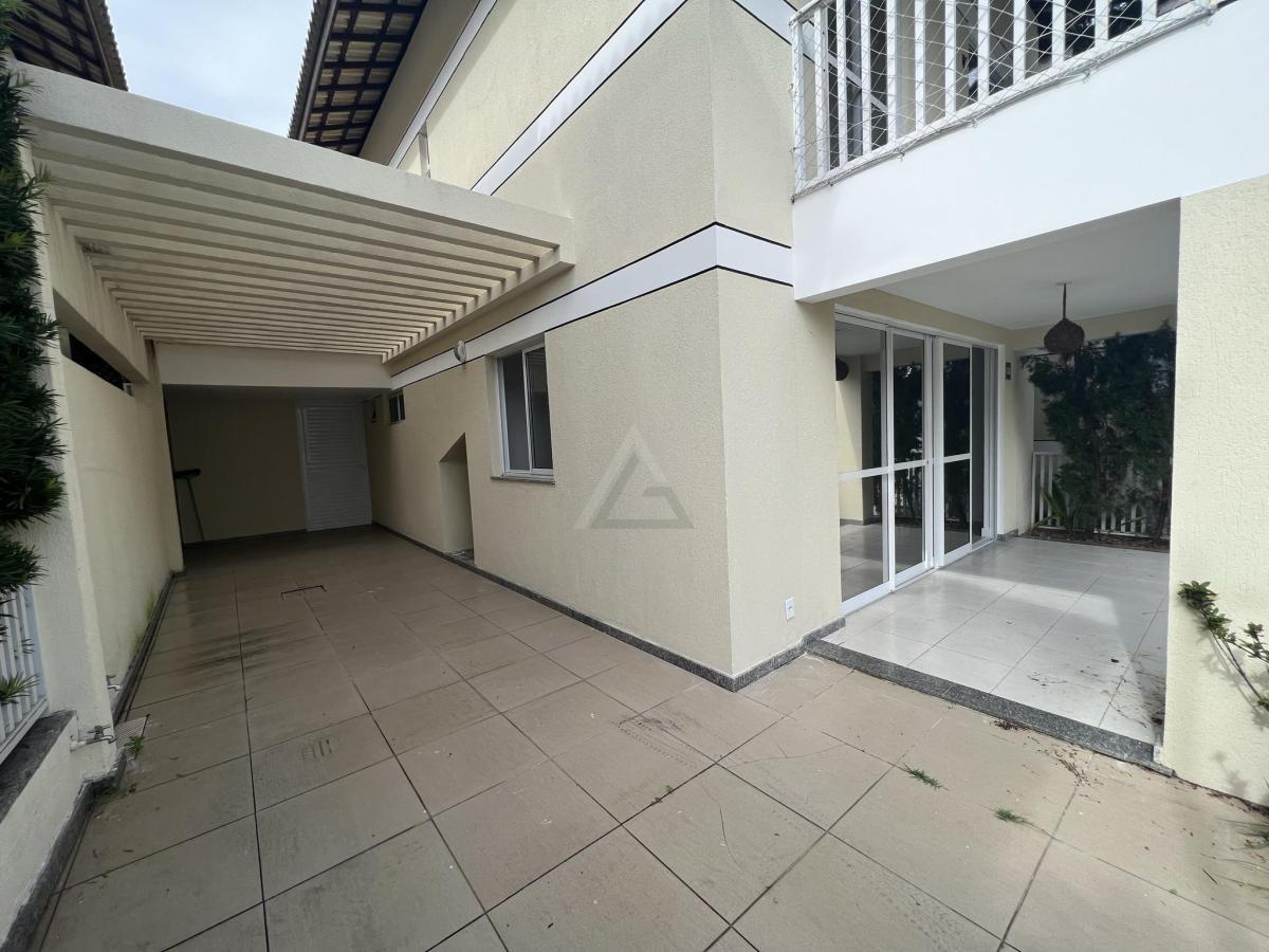 Casa de Condomínio à venda com 4 quartos, 200m² - Foto 2