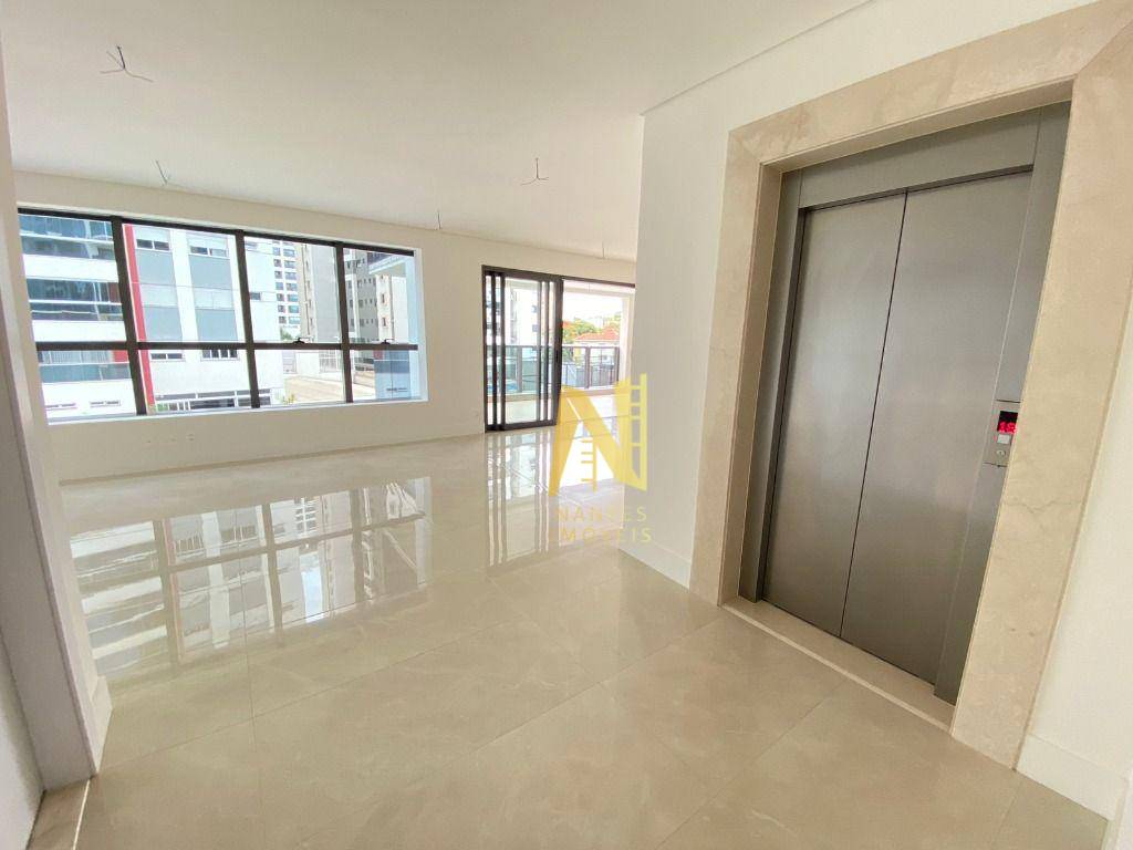 Apartamento à venda com 3 quartos, 216m² - Foto 3