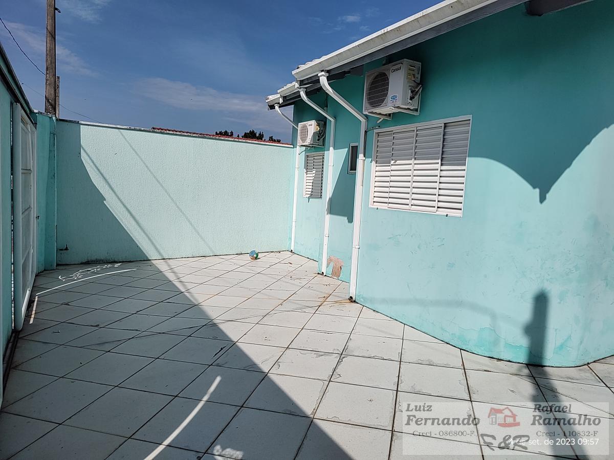 Casa à venda com 6 quartos, 250m² - Foto 1