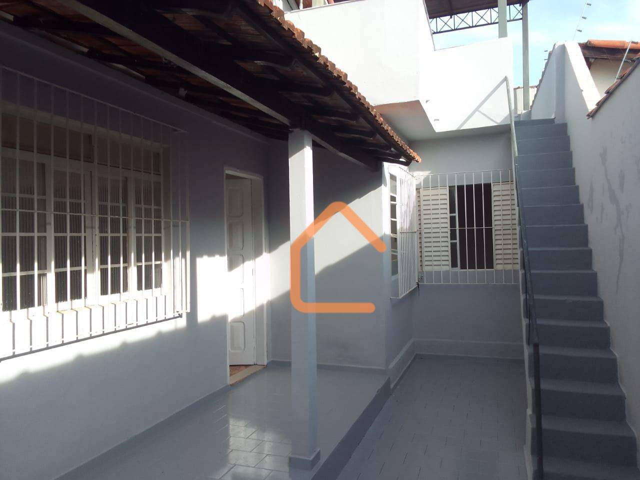 Casa à venda com 3 quartos, 108m² - Foto 1