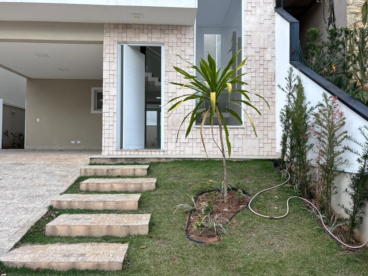 Casa de Condomínio à venda com 3 quartos, 208m² - Foto 2