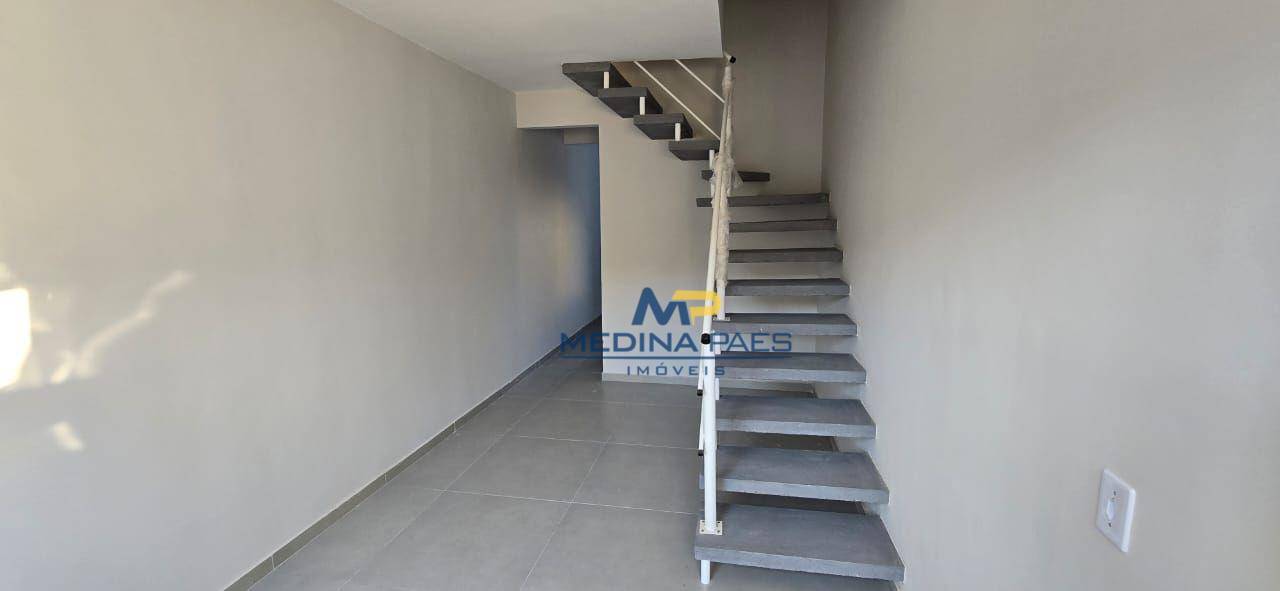 Casa à venda com 2 quartos, 60m² - Foto 2