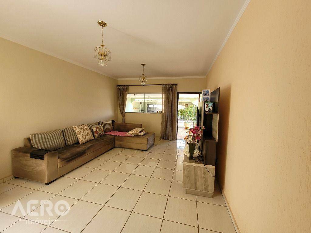 Casa à venda com 3 quartos, 180m² - Foto 4