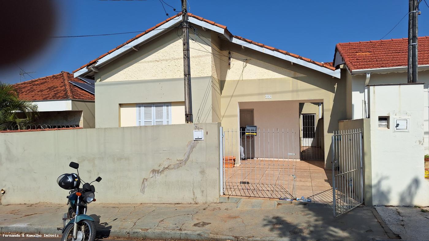 Casa à venda com 3 quartos, 250m² - Foto 1