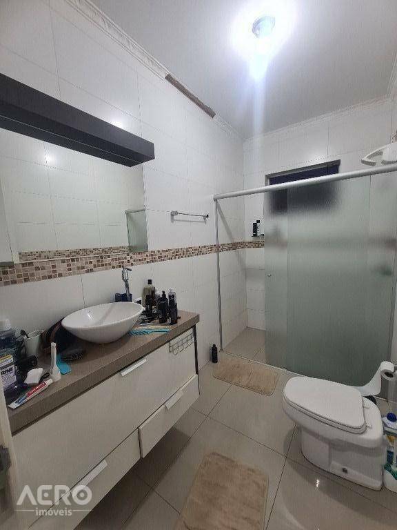 Casa à venda com 3 quartos, 210m² - Foto 16