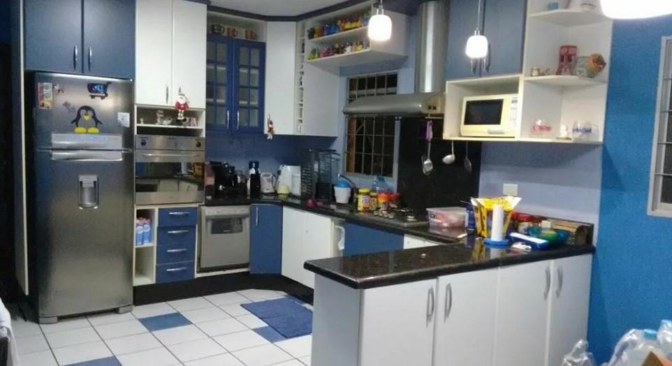 Sobrado à venda com 3 quartos, 300m² - Foto 1