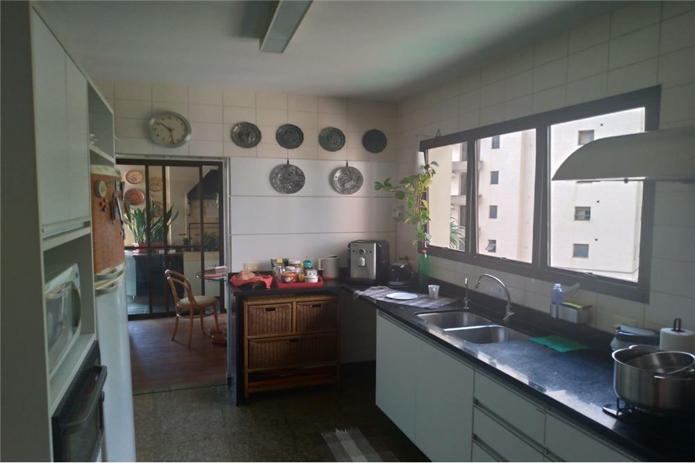 Apartamento à venda com 4 quartos, 226m² - Foto 2