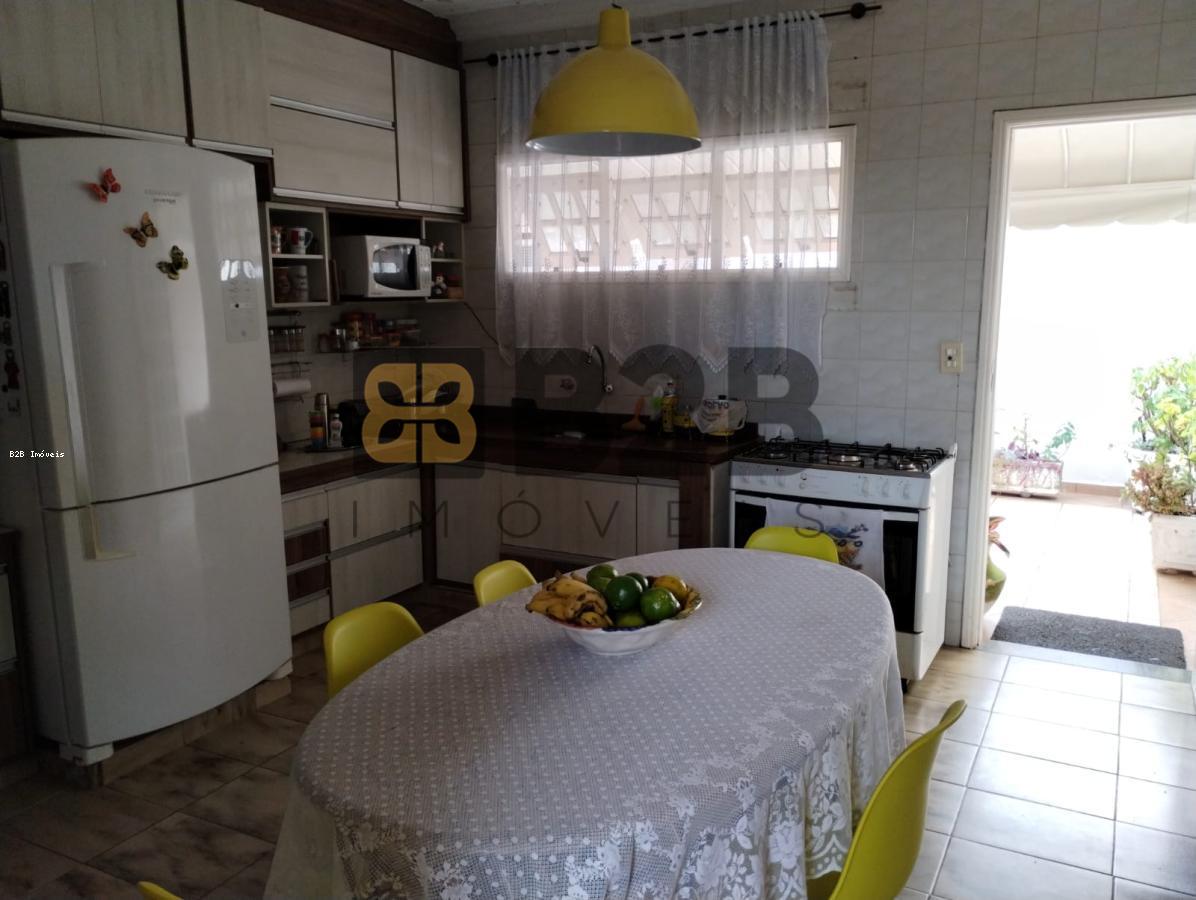 Casa à venda com 3 quartos, 300m² - Foto 1