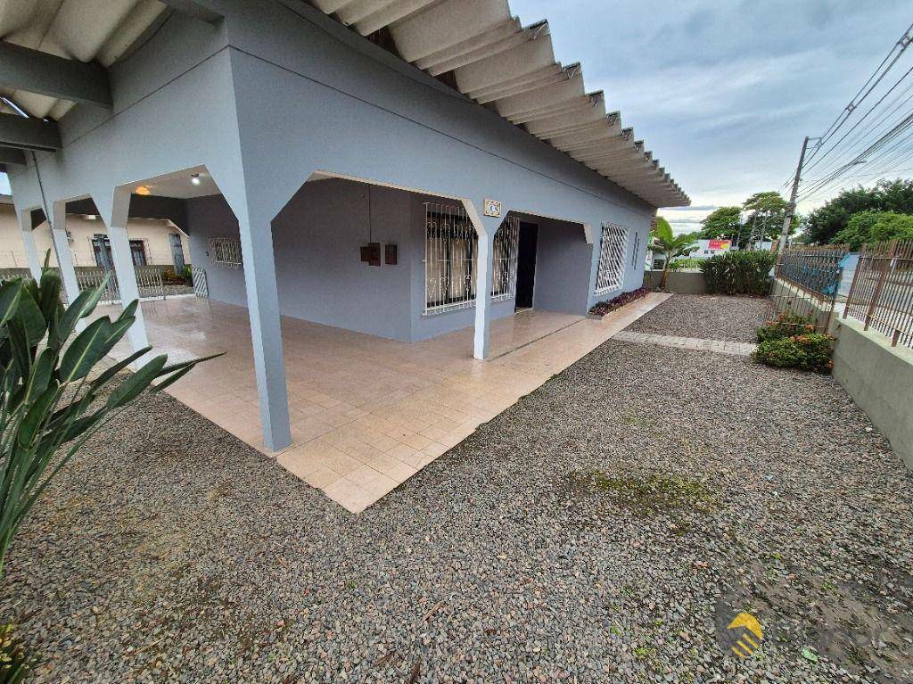 Casa à venda e aluguel com 3 quartos, 240m² - Foto 2