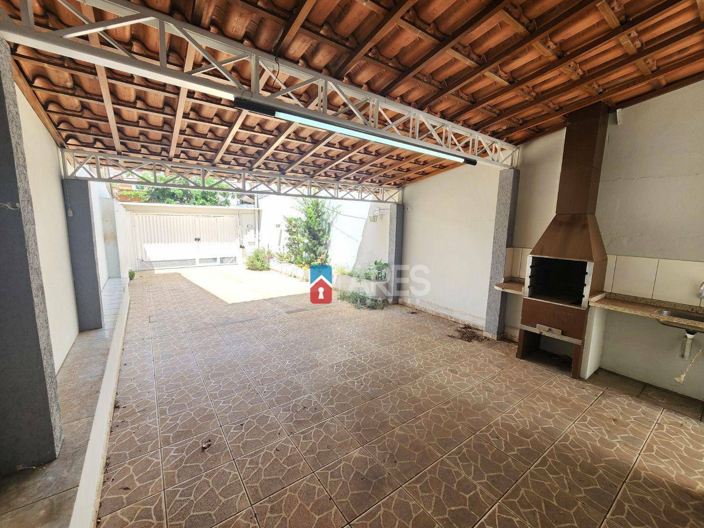 Casa à venda com 2 quartos, 70m² - Foto 1