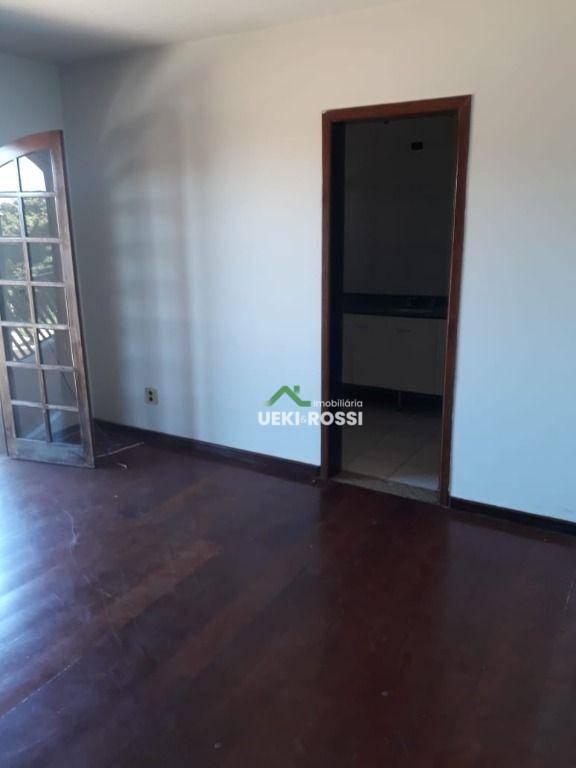 Casa à venda com 4 quartos, 360m² - Foto 2