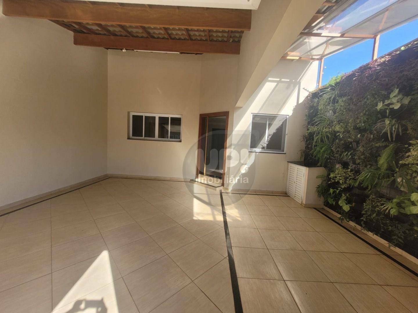 Casa à venda com 3 quartos, 205m² - Foto 1