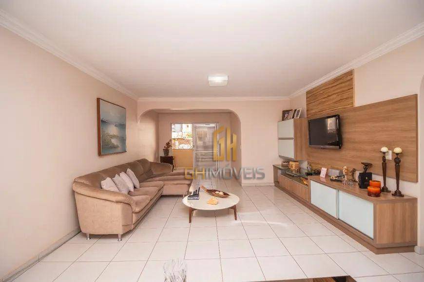 Apartamento à venda com 4 quartos, 209m² - Foto 4