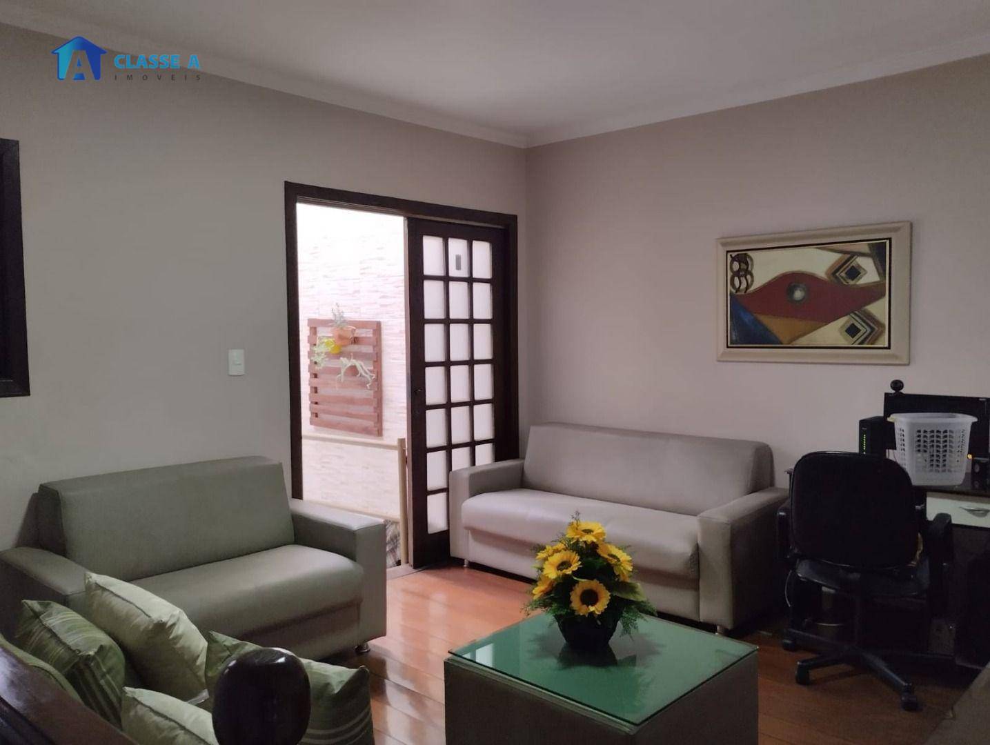 Casa à venda com 3 quartos, 240m² - Foto 1