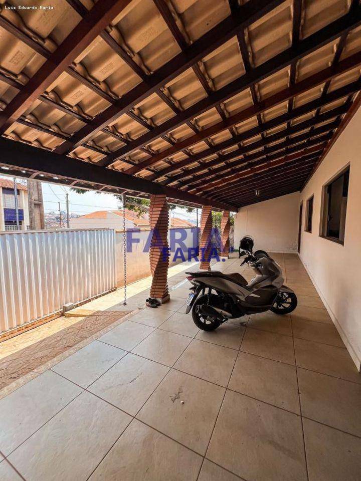 Casa à venda com 4 quartos, 179m² - Foto 3