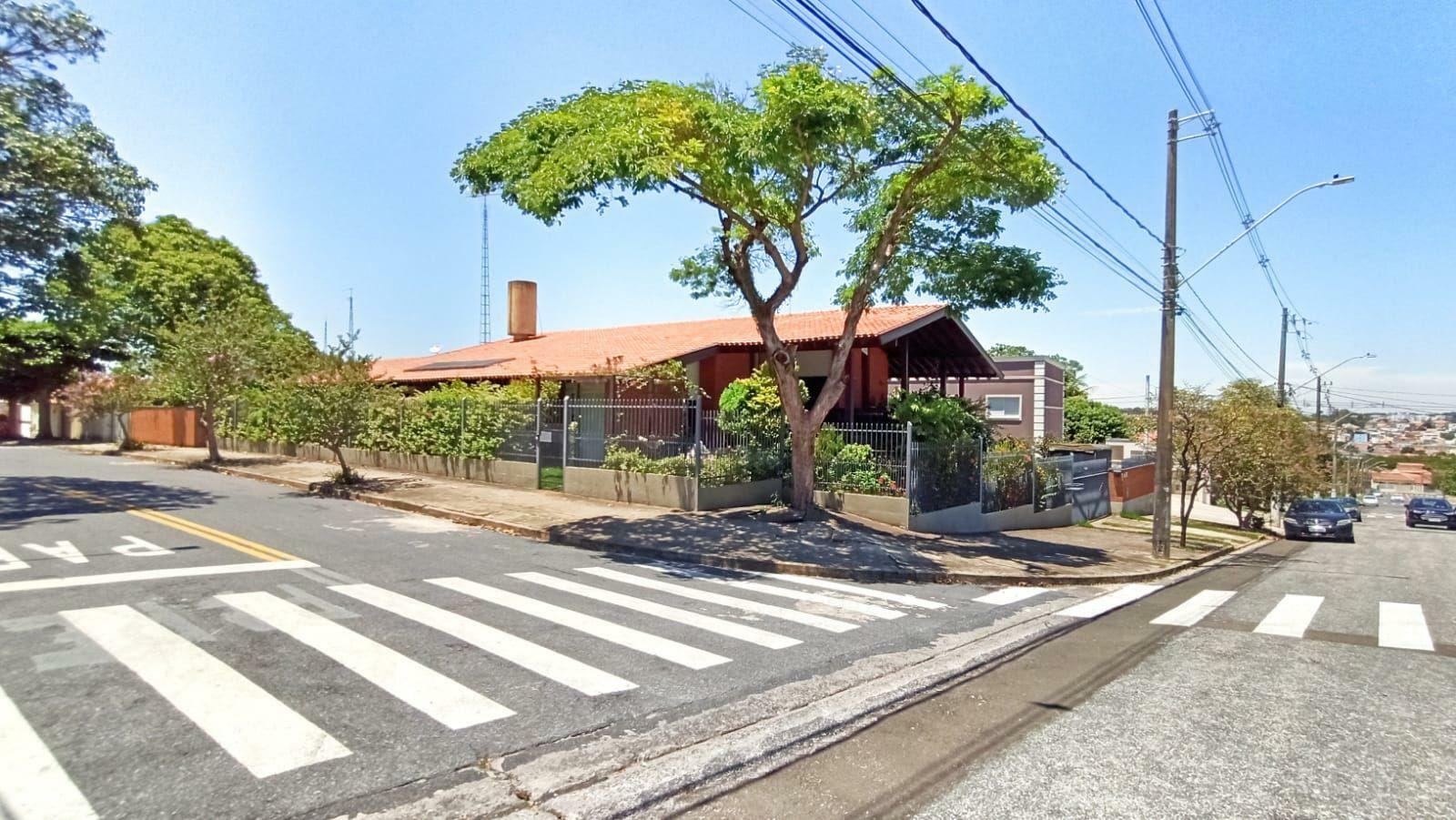 Casa à venda e aluguel com 6 quartos, 565m² - Foto 1