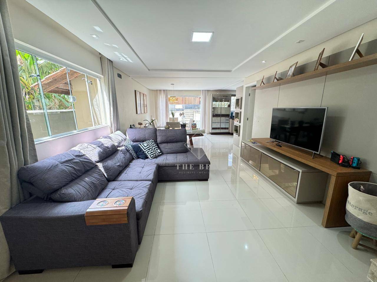 Casa à venda com 4 quartos, 250m² - Foto 2