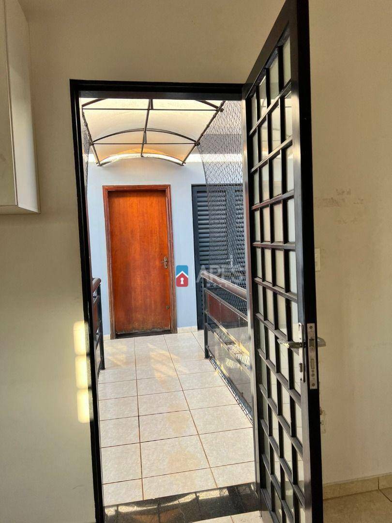 Casa para alugar com 3 quartos, 460m² - Foto 44