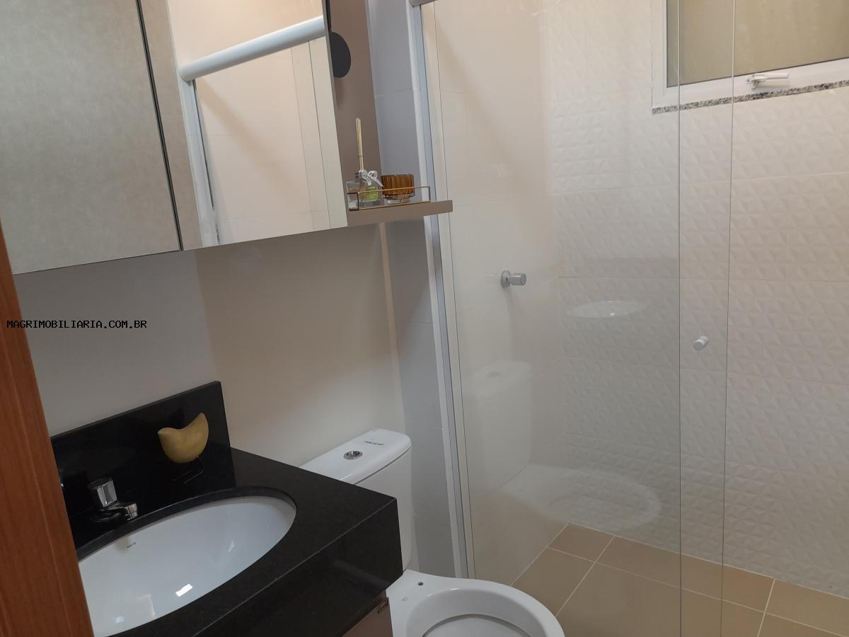 Casa à venda com 3 quartos, 72m² - Foto 1