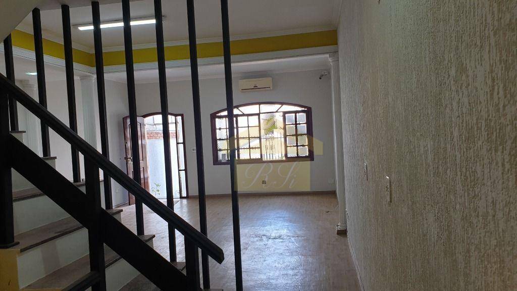 Sobrado à venda com 3 quartos, 258m² - Foto 2