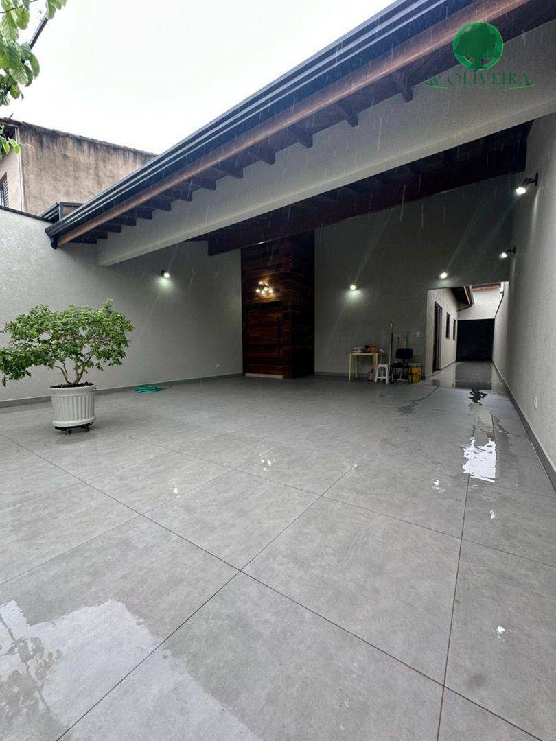 Casa à venda com 3 quartos, 200m² - Foto 1