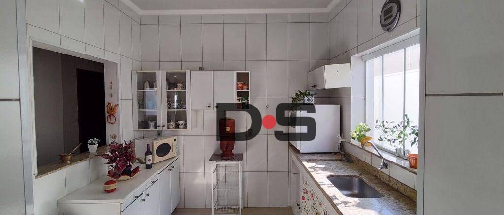 Casa à venda com 3 quartos, 205m² - Foto 1