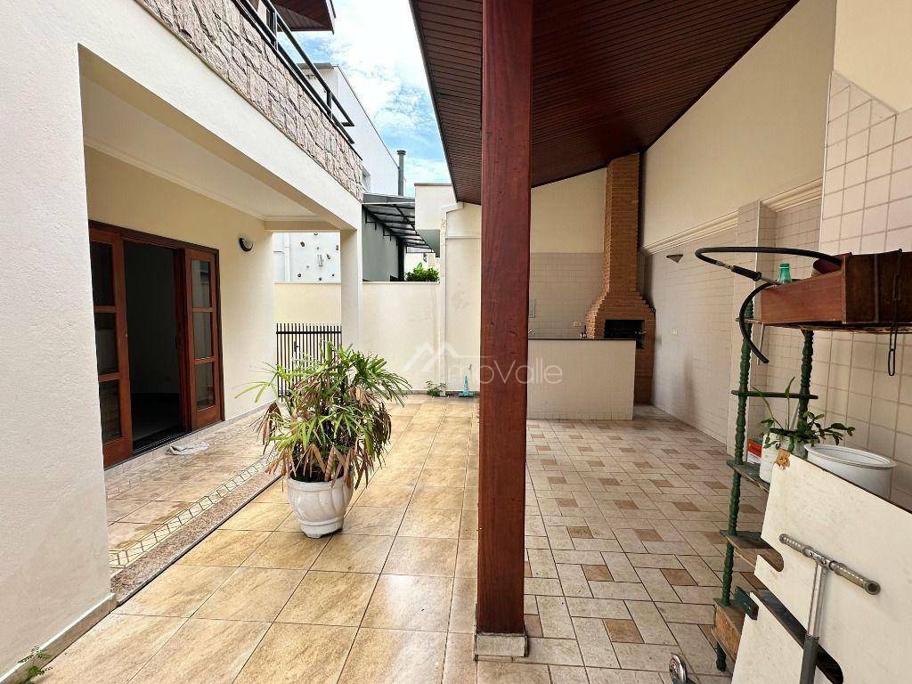 Casa de Condomínio para alugar com 4 quartos, 331m² - Foto 10