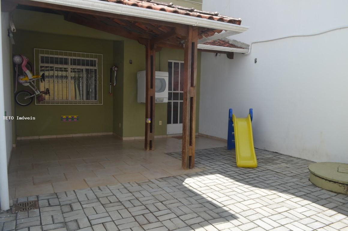 Casa à venda com 3 quartos, 100m² - Foto 2