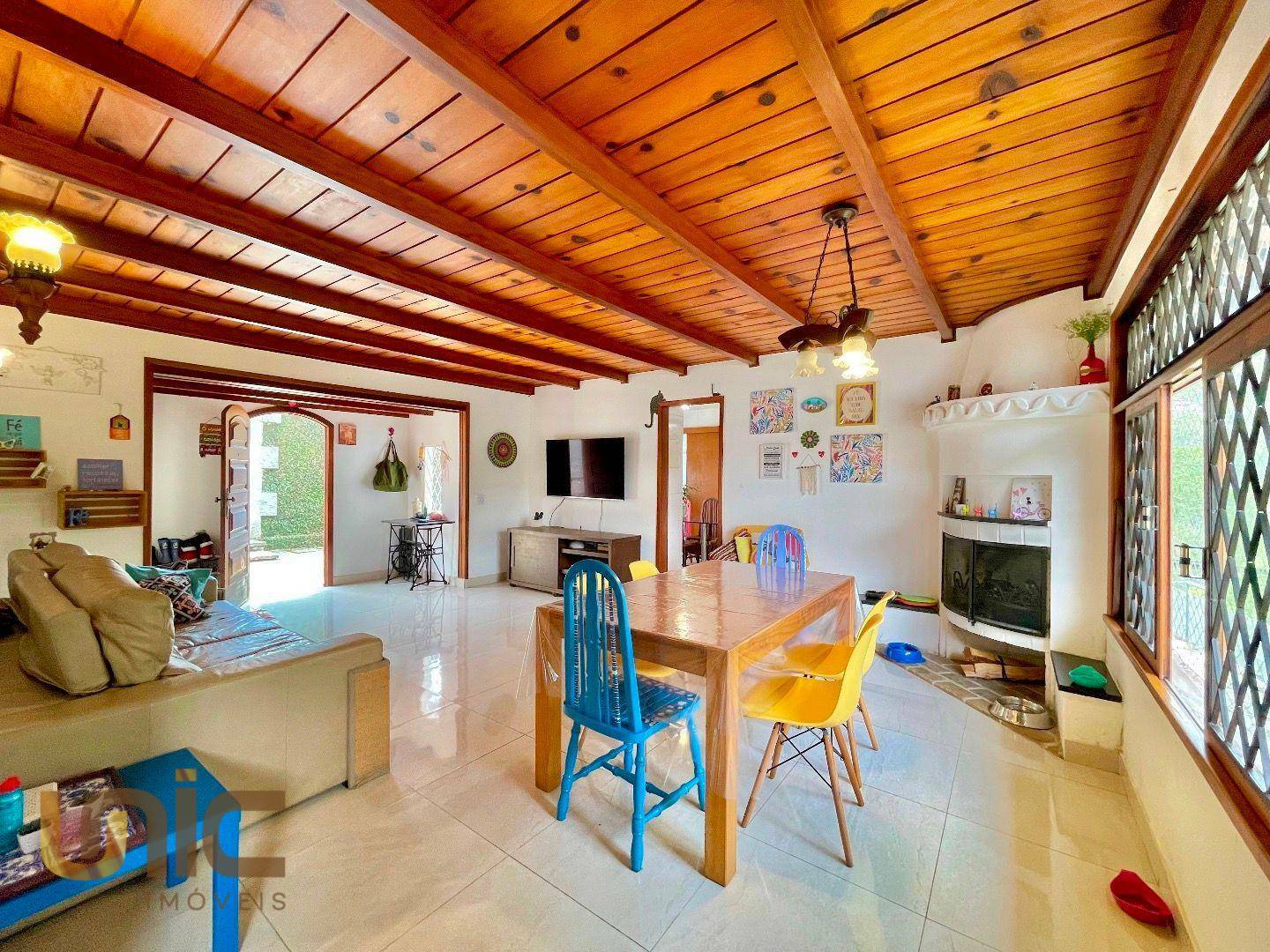 Casa à venda com 3 quartos, 160m² - Foto 1