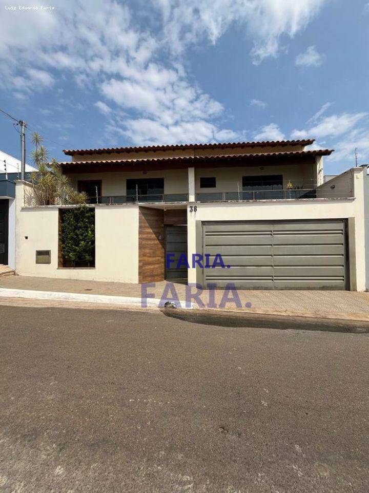 Casa à venda com 4 quartos, 300M2 - Foto 1