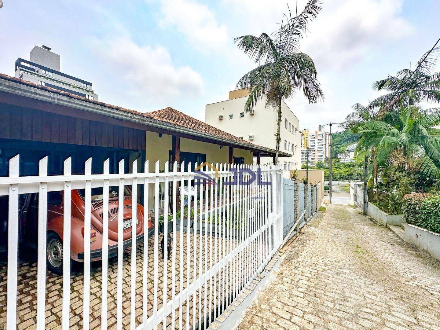 Casa à venda com 5 quartos, 106m² - Foto 2