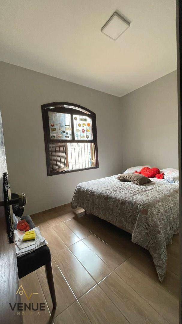 Sobrado à venda com 4 quartos, 300m² - Foto 1