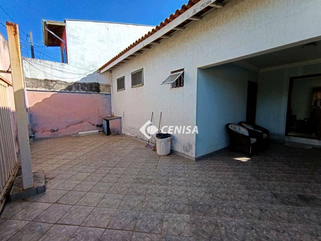 Casa à venda com 5 quartos, 210m² - Foto 1