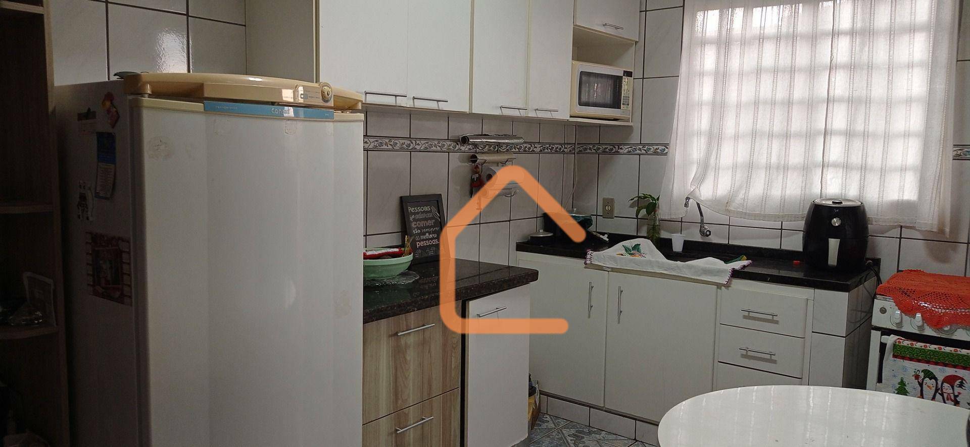 Casa à venda com 2 quartos, 110m² - Foto 1