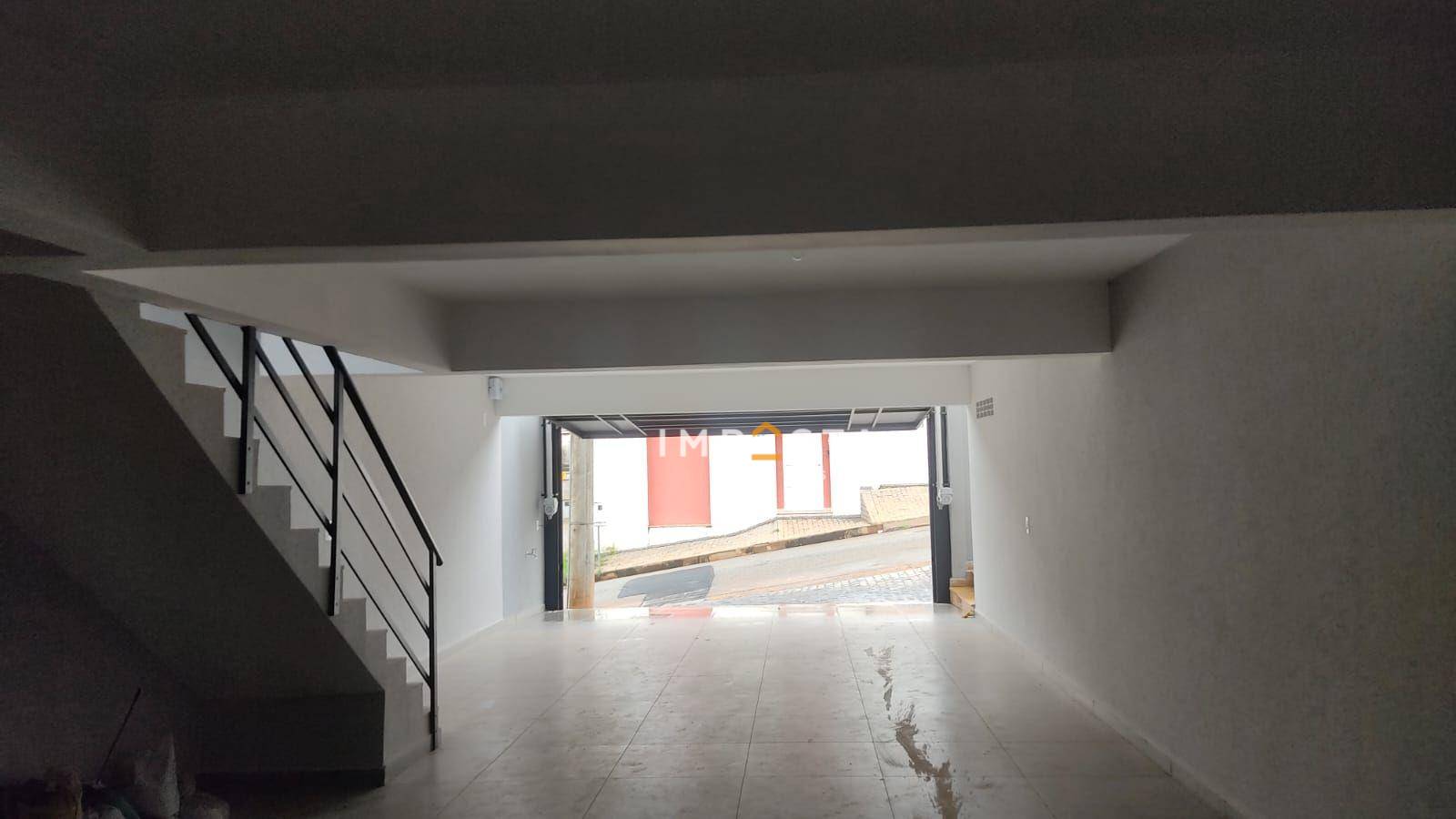 Casa à venda com 3 quartos, 235m² - Foto 2