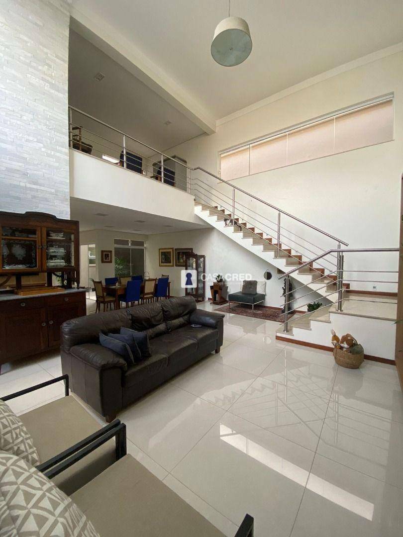 Casa à venda com 3 quartos, 300m² - Foto 1