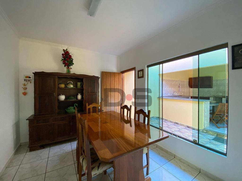 Casa à venda com 3 quartos, 120m² - Foto 1