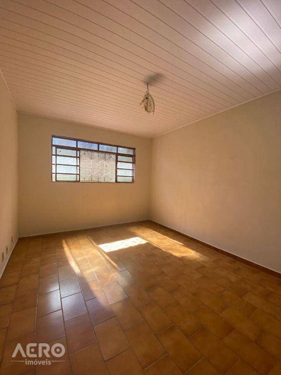 Casa à venda com 2 quartos, 131m² - Foto 1