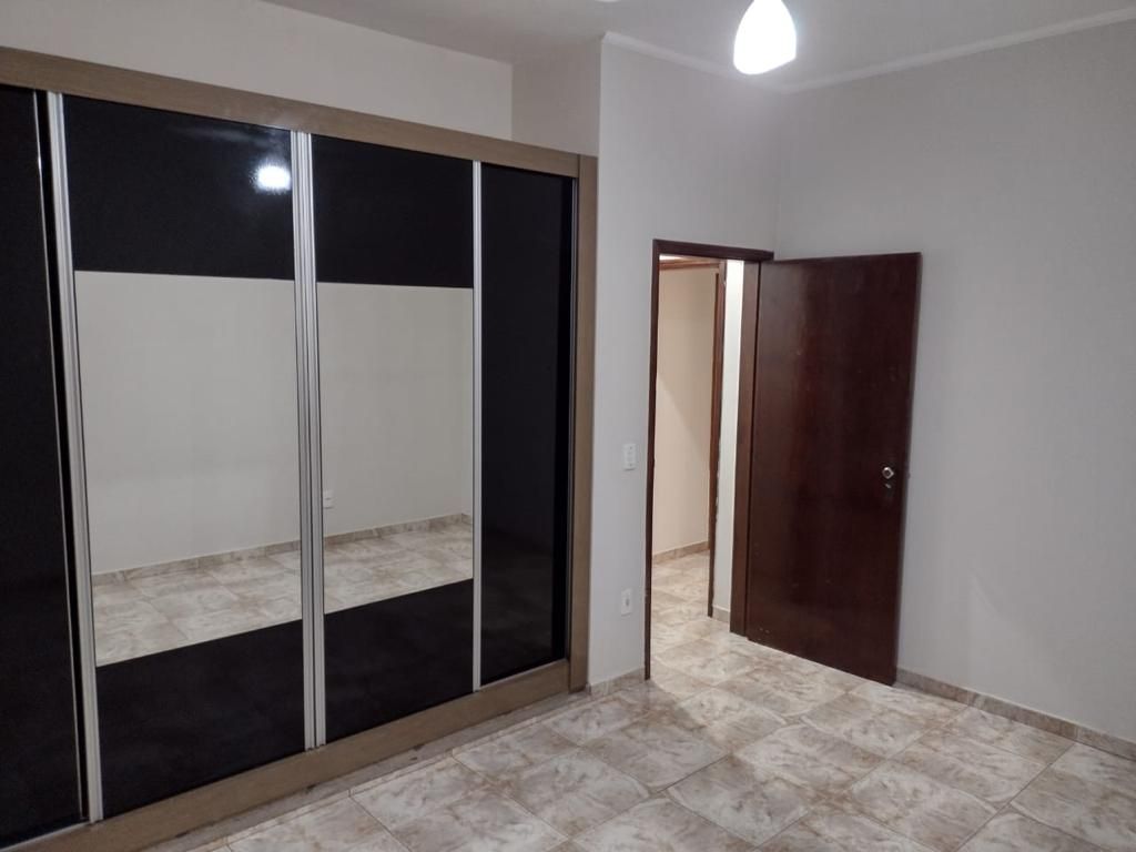 Casa à venda com 3 quartos, 225m² - Foto 3