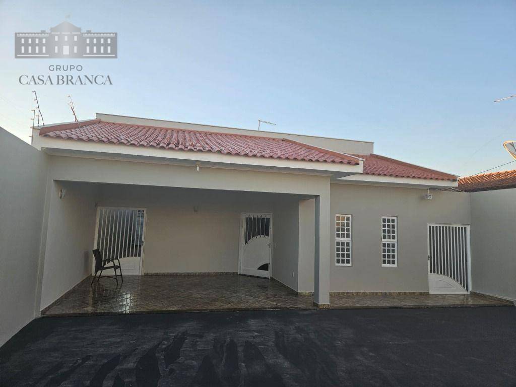 Casa à venda e aluguel com 3 quartos, 200m² - Foto 1