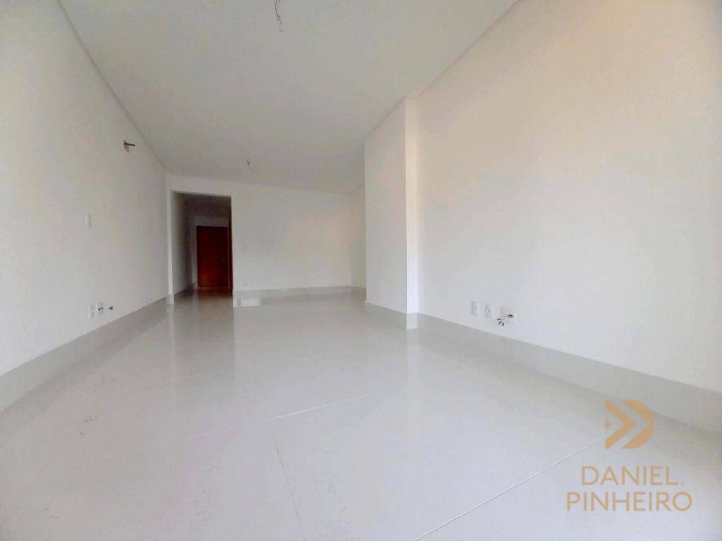 Apartamento à venda com 3 quartos, 150m² - Foto 7