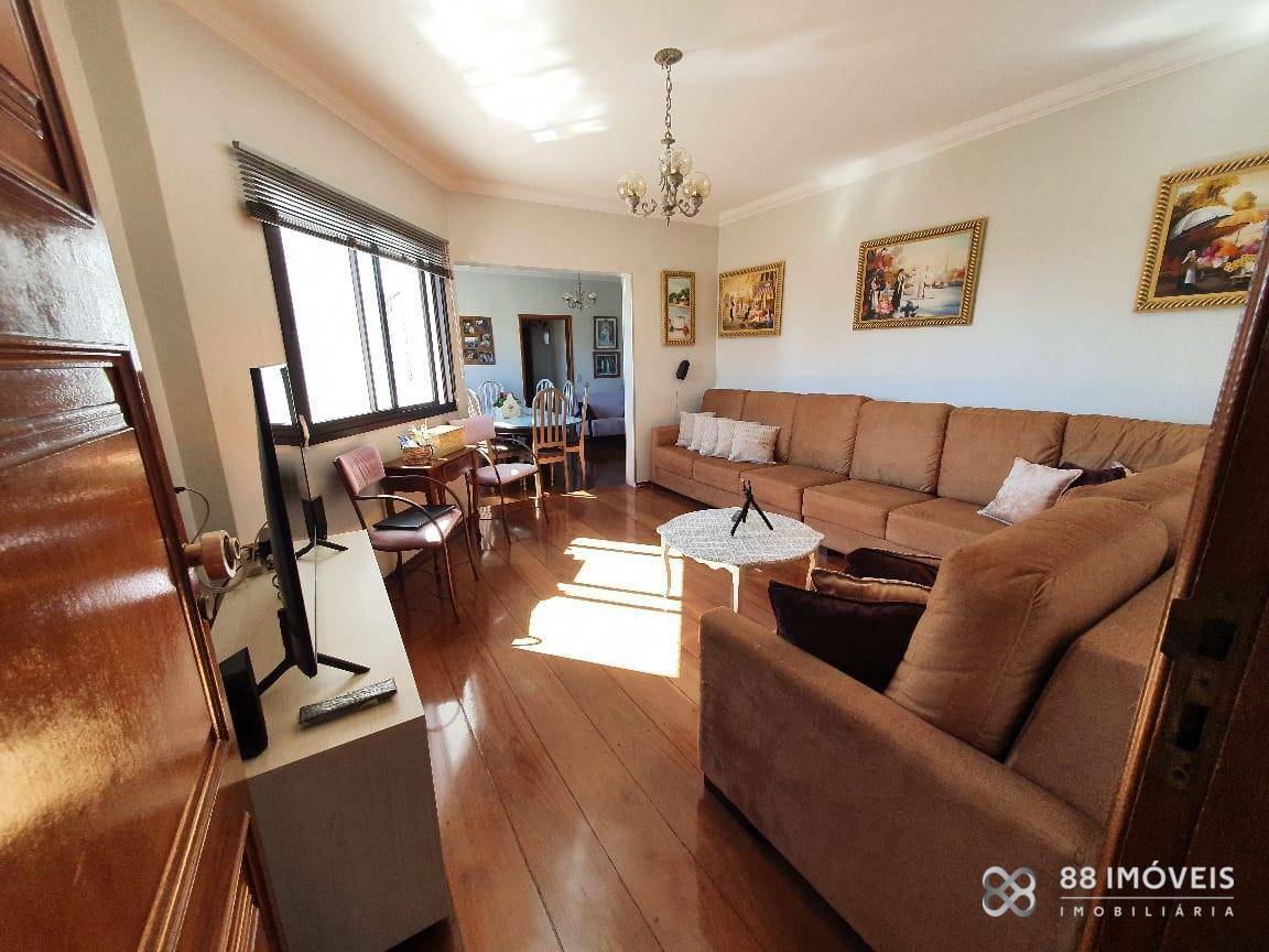 Apartamento à venda com 3 quartos, 137m² - Foto 1