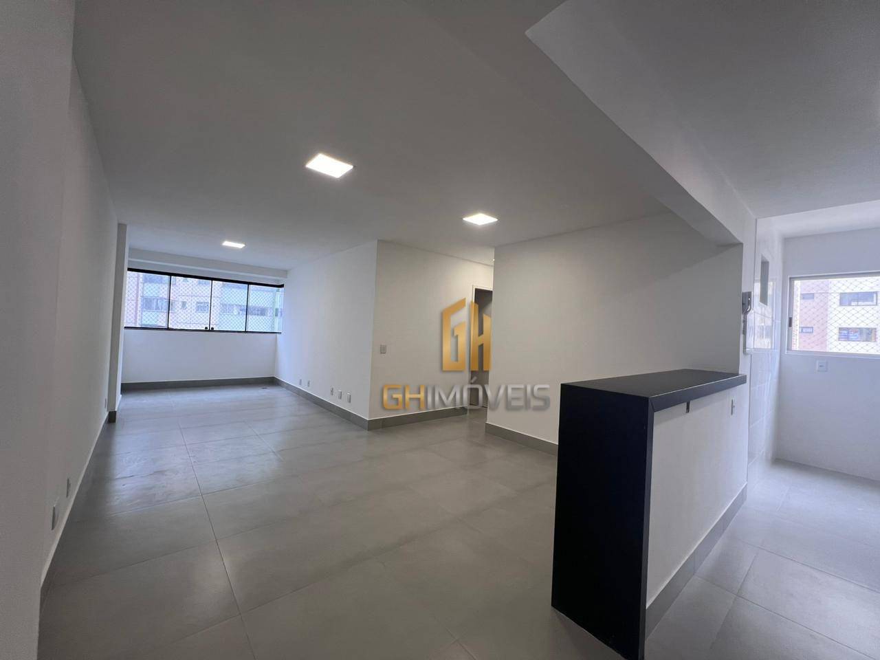 Apartamento à venda com 3 quartos, 77m² - Foto 1