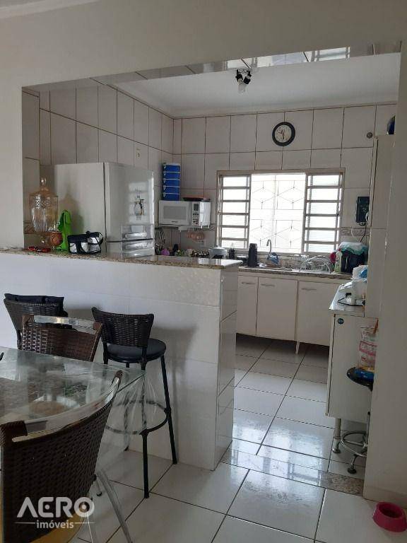 Casa à venda com 3 quartos, 118m² - Foto 1