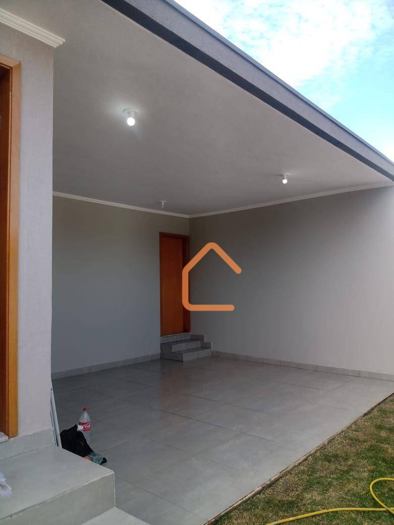 Casa à venda com 3 quartos, 114m² - Foto 1