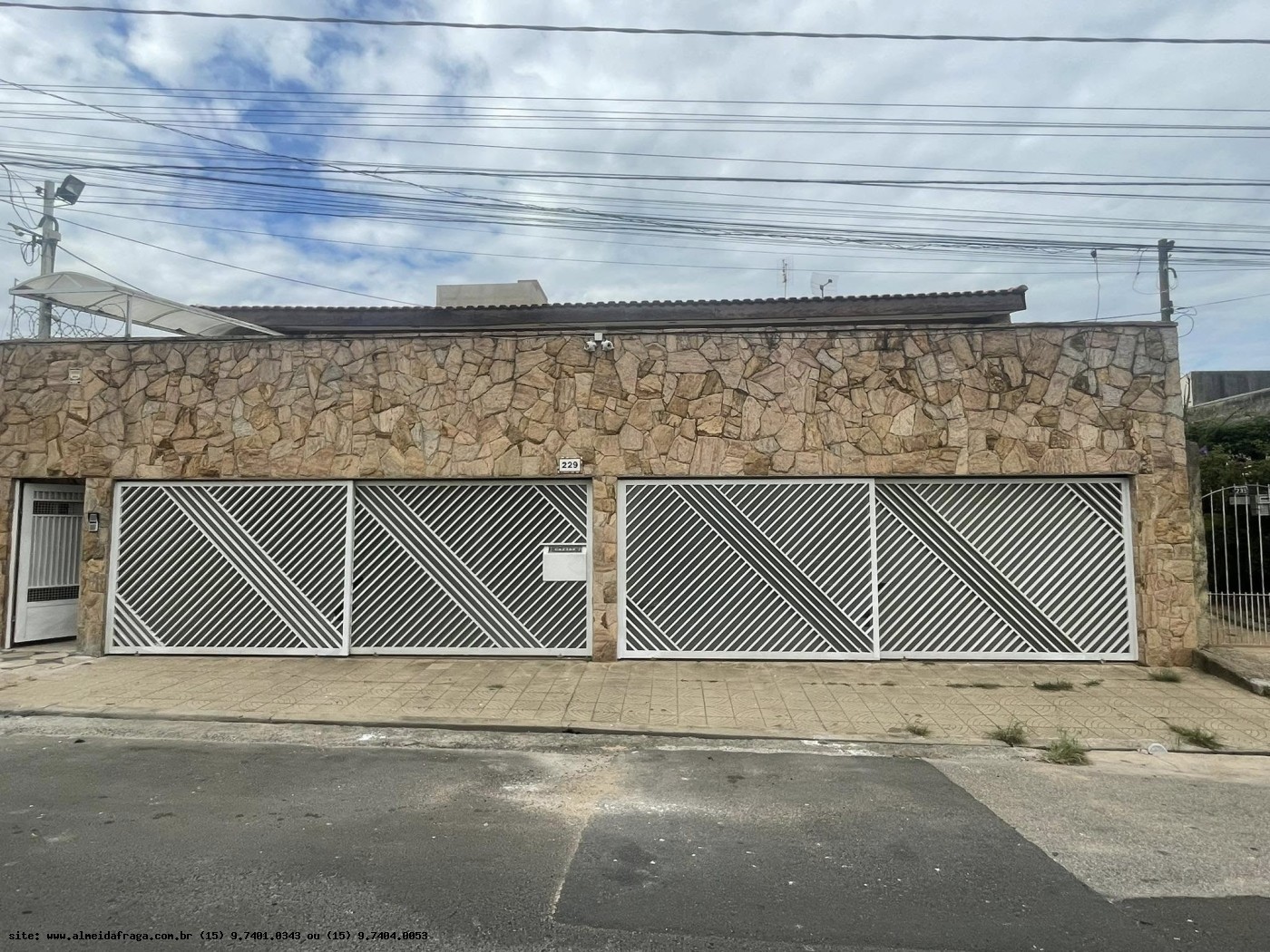 Casa para alugar com 3 quartos, 375m² - Foto 1